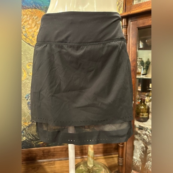 EUC ATHLETA  BLACK ACTIVE SKORTS  W BUILDUP SHORTS AND SHEER BOTTOM TREAM DECO - Picture 1 of 12